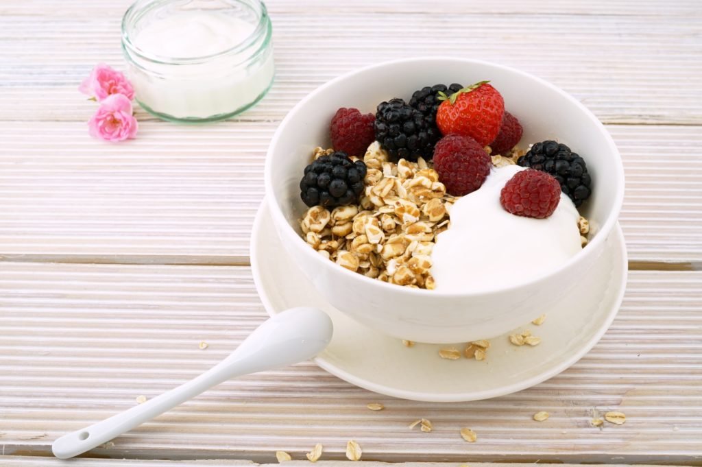 yogurt-and-raspberries-to-lose-weight